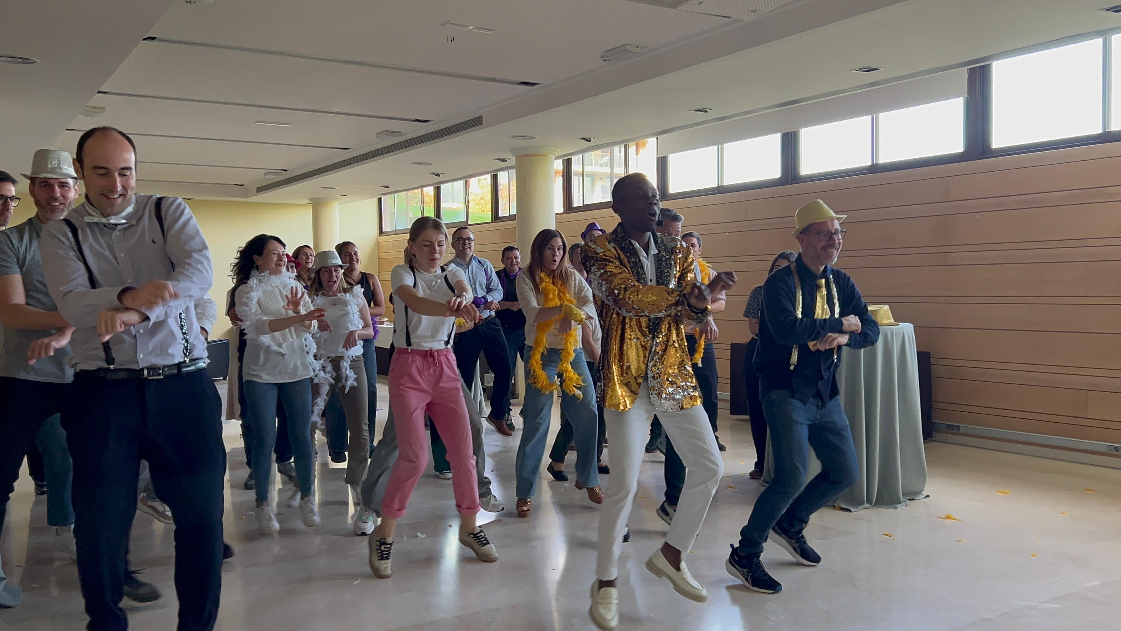 Bingo musical para empresas: cómo funciona y cuándo elegirlo como team building
